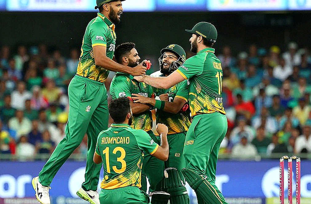রাওয়ালপিন্ডি থেকে লাহোর: ত্রিদেশীয় সিরিজের আসল গল্প কমেন্ট্রি প্যানেলে নয়, পিচের রঙে