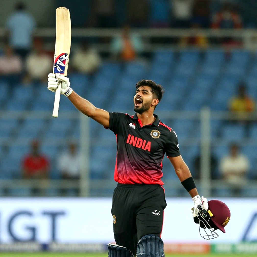 দলবদলের জানালায় ছোট দেশের ক্রিকেট: টাকার থলি, চুক্তির ফাঁদ আর মাঠের ভাষা দলবদলের জানালায় ছোট দেশের ক্রিকেট: টাকার থলি, চুক্তির ফাঁদ আর মাঠের ভাষা